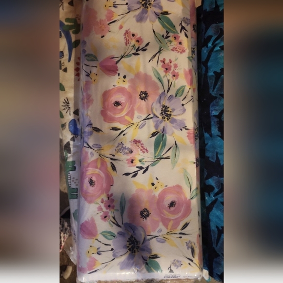 *SOLD* Pretty Floral 100% Cotton Fabric Jo-Ann Fabrics Exclusive - Picture 4 of 4